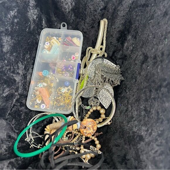 5 pounds of craft jewelry bundle vintage to current for repurpose - Picture 2 of 9